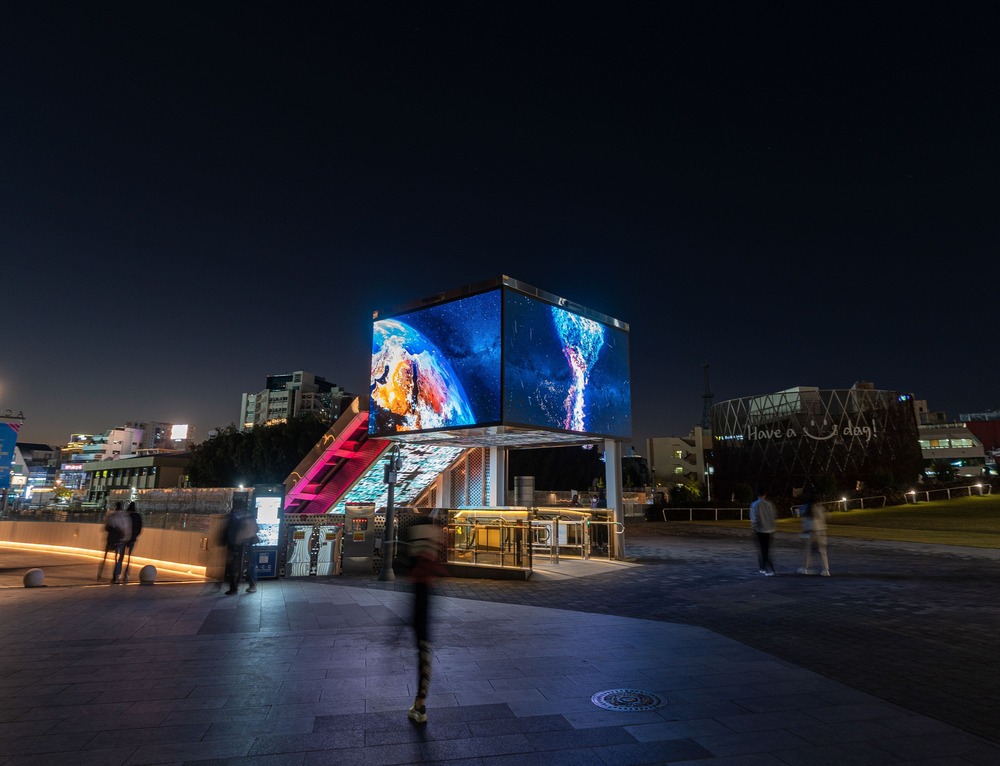 Illuminated cubic outdoor LED display
